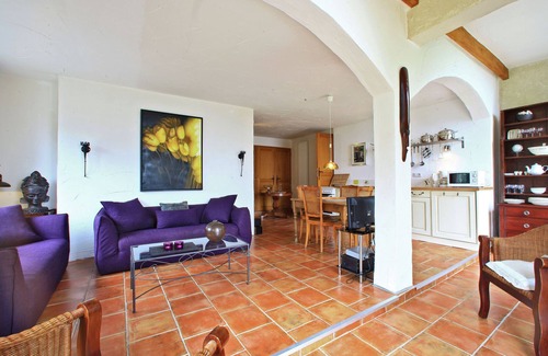 Souillac House | Stylish stay on a private estate with sauna, heated pool and bubble bath