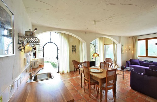 Souillac House | Stylish stay on a private estate with sauna, heated pool and bubble bath