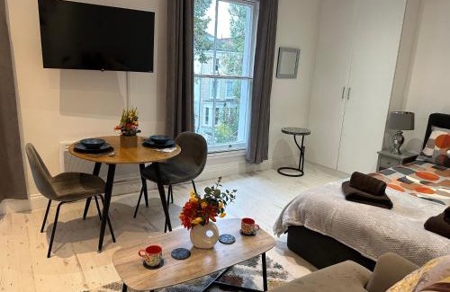 Holland Park Apartment | Stylish Studio Escape in West London