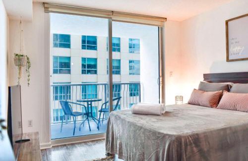 Brickell Apartment | Stylish Studio in Miami W Cityscape Views