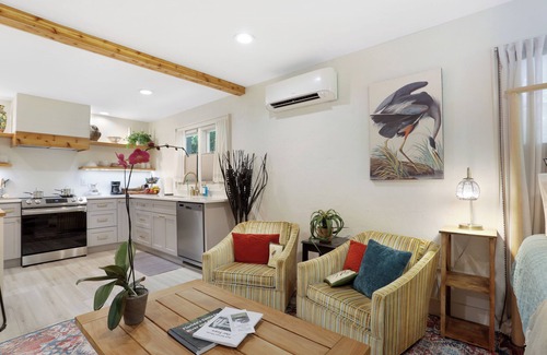 High Springs Apartment | Stylish Studio in Historic High Springs, 5 min Walk to Restaurants, Shops, Bars!