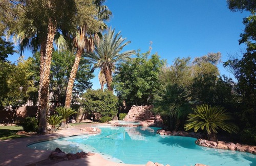 Spring Valley House | Stylish Villa for a Peaceful Retreat - 9min Strip!