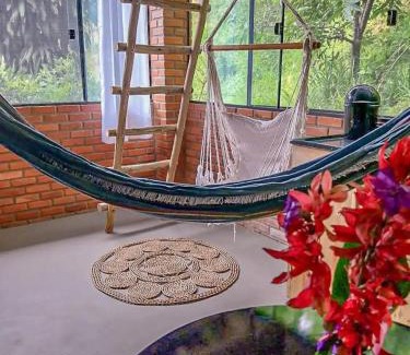 Antonio Carlos Cabin | Suíte com cachoeira no quintal