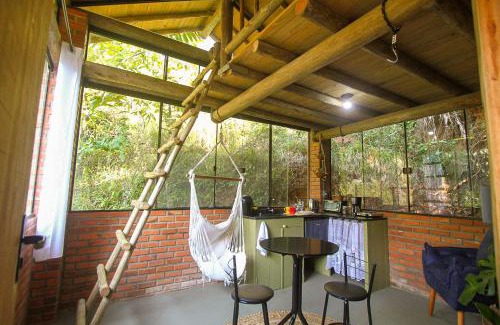 Antonio Carlos Cabin | Suíte com cachoeira no quintal