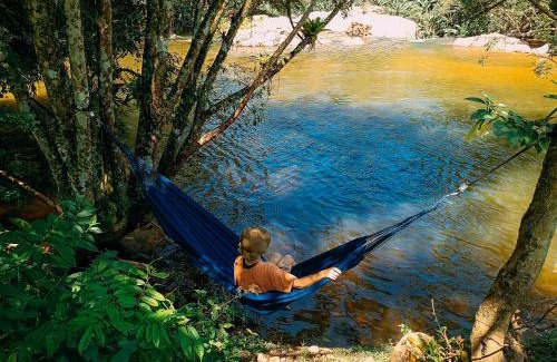 Antonio Carlos Cabin | Suíte com cachoeira no quintal