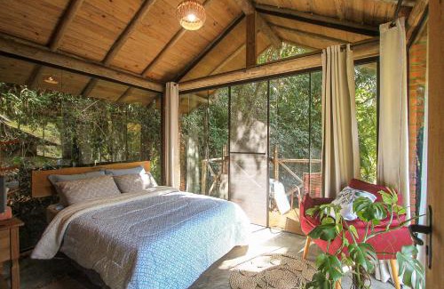 Antonio Carlos Cabin | Suíte com cachoeira no quintal