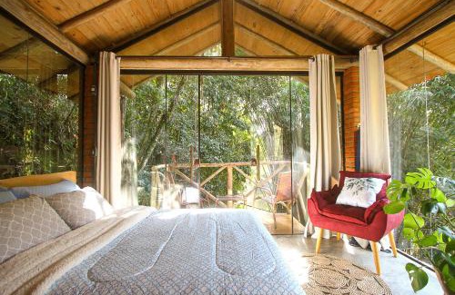 Antonio Carlos Cabin | Suíte com cachoeira no quintal