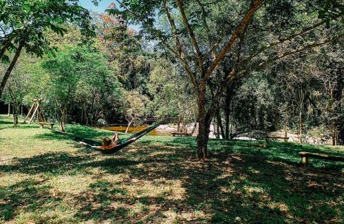 Antonio Carlos Cabin | Suíte com cachoeira no quintal