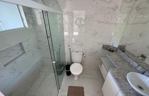 Capoeiras House | Suíte Grande com AR, TV e sacada em Florianópolis