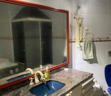 Florianopolis House | Suíte privativa com cama Queen em casa ampla e confortável em casa compartilhada