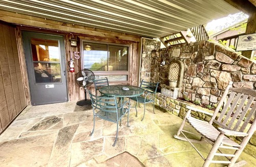 Mount Ida Hotel | SU15, Spacious studio with full kitchen, dining table and rock patio overlooking the lake! Hotel Room