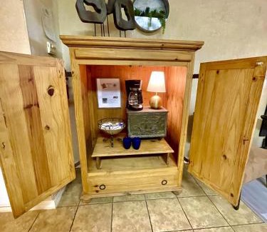 Mount Ida Hotel | SU15, Spacious studio with full kitchen, dining table and rock patio overlooking the lake! Hotel Room