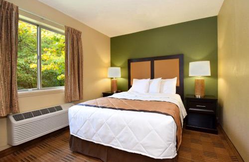 Summit Station Hotel | Suburban Studios Columbus East