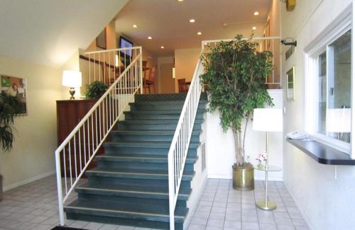 Summit Station Hotel | Suburban Studios Columbus East