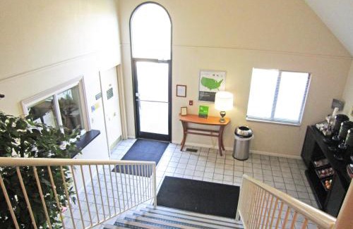 Summit Station Hotel | Suburban Studios Columbus East