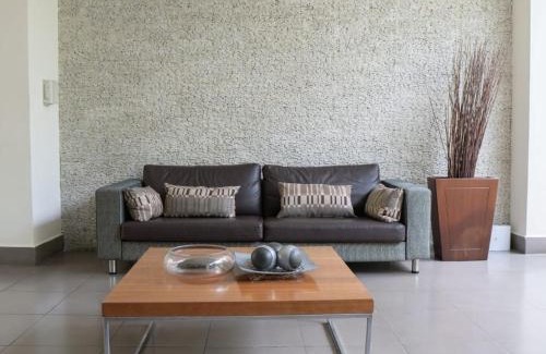 Samborondon Apartment | Suite 212 Elegante Edificio Samborondon Plaza
