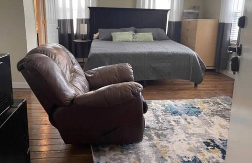 Macon House | Suite 3 1KingBed, 1Bath, Kitchen