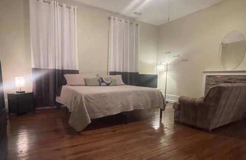 Macon House | Suite 3 1KingBed, 1Bath, Kitchen
