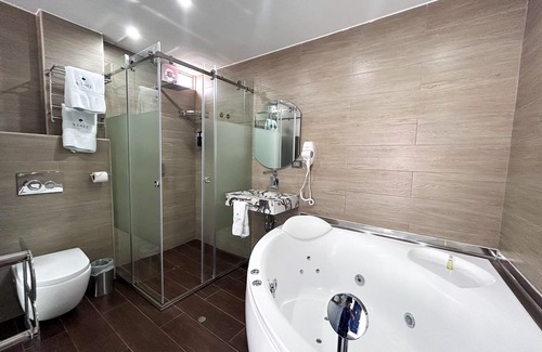 Chancay House | Suite Con Jacuzzi y Balcón by BlueThree Hotel 3✨️ a 7 min de la Plaza de Chancay