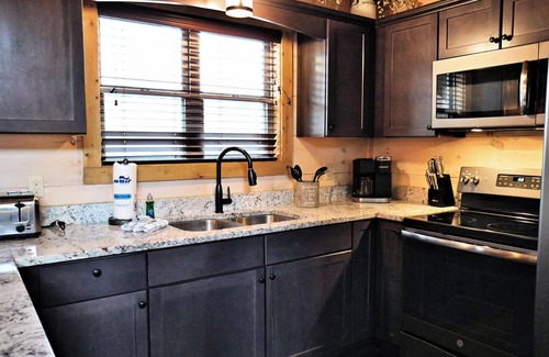 Pigeon Forge Resort | Suite Retreat is a grand four-bedroom cabin located in Bear Cove Falls.