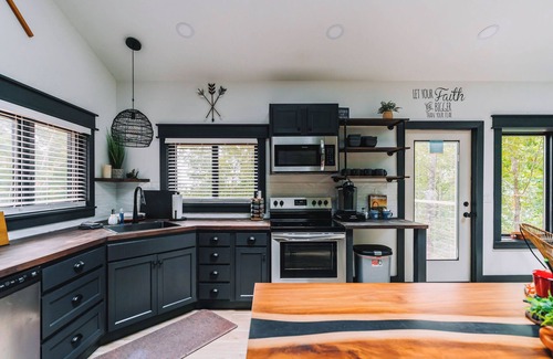 Wildwood House | Summer Breeze at Willow Treehouse -Treetop Escapes