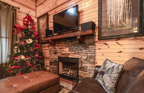 Pigeon Forge House | Summer Getaway w Grill Hot Tub & Resort Pool