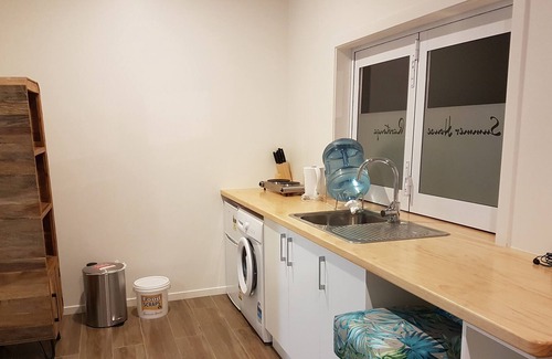 Avarua House | Summer House Rarotonga (Mountain view studio)