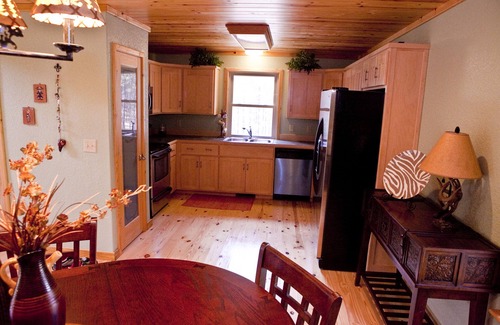 Bonnerdale Cabin | Summer, in a Ouachita Mt cabin, close to lake crystal digging, hiking, biking