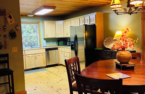 Bonnerdale Cabin | Summer, in a Ouachita Mt cabin, close to lake crystal digging, hiking, biking