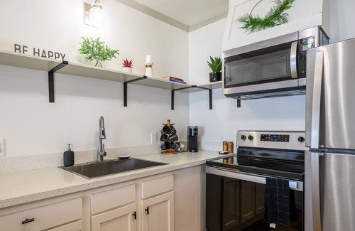 Hellman Street House | Summer in SoCal! 2BR Retreat Near Beach + Dtwn LBC. Only 30min to Disneyland!