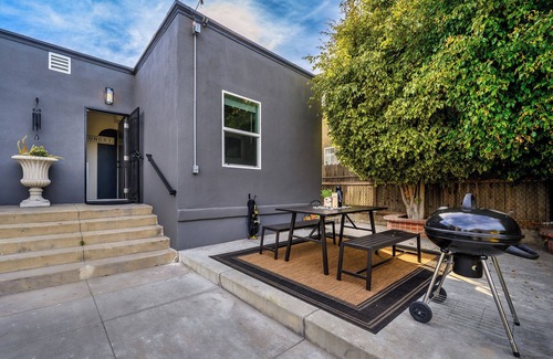 Hellman Street House | Summer in SoCal! 2BR Retreat Near Beach + Dtwn LBC. Only 30min to Disneyland!