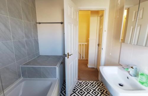 Barnsley House | Summer Lane House-3 Bedrooms-Close to M1-Longer Stay-Free Parking