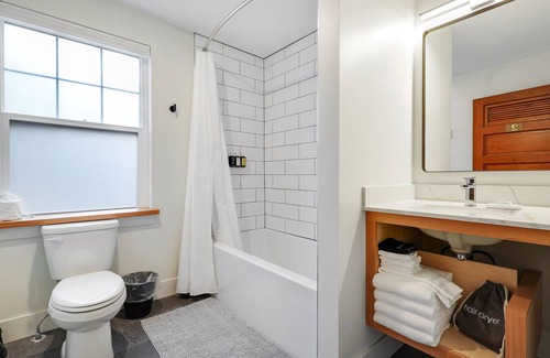 Mount Shasta Hotel | Summit Lofts, King Bed, Downtown Mt. Shasta #202