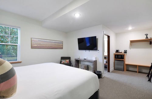 Mount Shasta Hotel | Summit Lofts, King Bed, Downtown Mt. Shasta #202