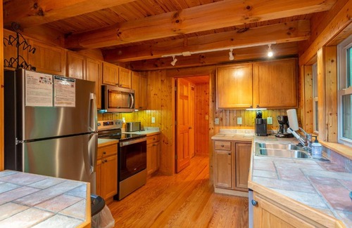 Vein Mountain House | Summit Sunsets Pets & Year-Round Mountain Views!