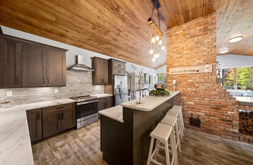 Stratton Mountain House | Summit Views - Last Minute Booking Promos! Mountain Retreat w/Hot Tub and Sauna