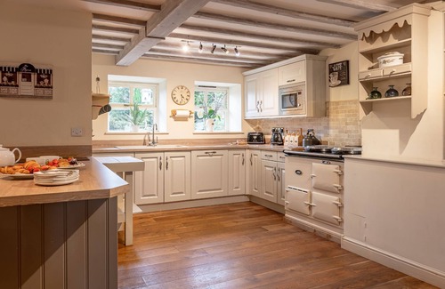 Constable Burton Cottage | Sun Hill Cottage - a cottage that sleeps 6 guests in 3 bedrooms