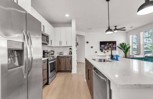 Ruskin Apartment | Sun-Kissed Sanctuary: Family-Friendly 3 Bed Oasis