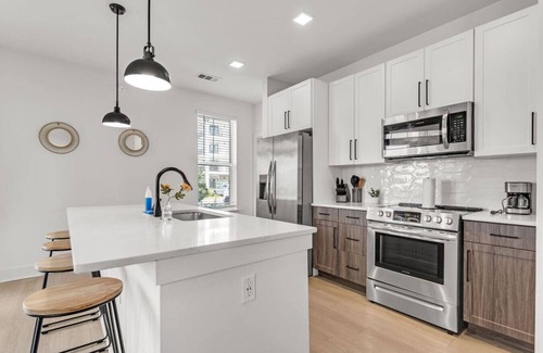 Ruskin Apartment | Sun-Kissed Sanctuary: Family-Friendly 3 Bed Oasis