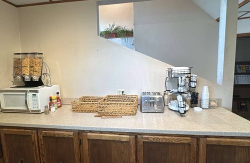 Forsyth Hotel | Sundowner Inn by Capital O Forsyth I 94