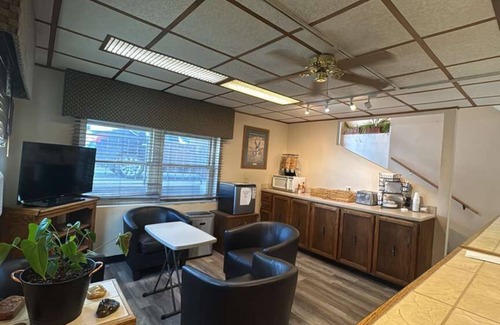 Forsyth Hotel | Sundowner Inn by Capital O Forsyth I 94