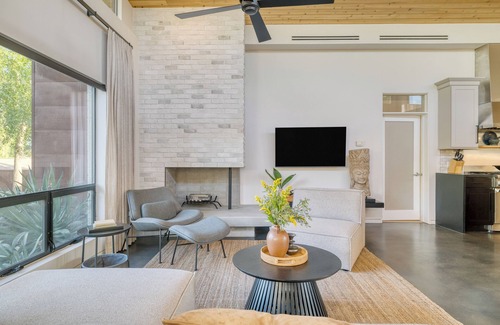 Peaceful Valley House | Sundrenched by AvantStay | Pool, Mins to Old Town