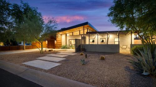 Peaceful Valley House | Sundrenched by AvantStay Pool Mins to Old Town