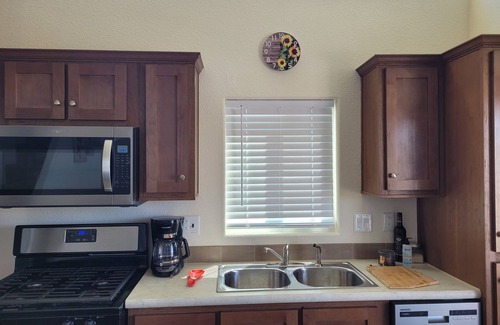 Ehrenberg Cottage | Sunflower at the Oasis #141(Pet friendly)In Ehrenberg close Drive to Quartzsite.