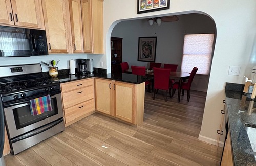 Bisbee House | Sunflower Cottage in beautiful Warren