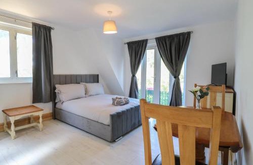 Earls Barton House | Sunflower