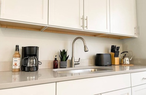 Cleveland Apartment | Sunlight on West Sunroom Apt for 2 west Cleveland