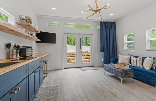 Linn Valley Apartment | Sunlight Tiny House at Linn Valley Lakes
