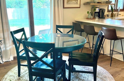 Hutchinson House | Sunlit Maple Inn - Charming 3 bedroom house in NW Hutchinson