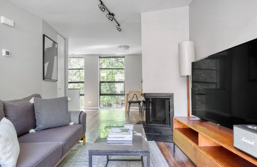 Oak Park Apartment | Sunlit Oak Park 2BR w/ Lounge & Rooftop, 3 blocks to L, by Blueground